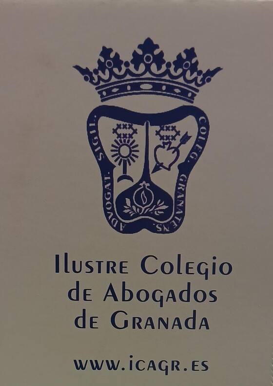 Placa del Ilustre Colegio de Abogados de Granada en la entrada del despacho.